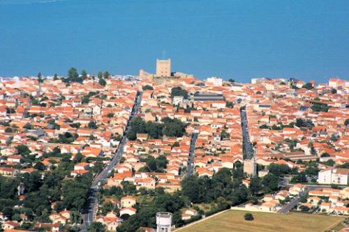 Découvrez comment accéder à l'hôtel La Roseraie à Fouras : itinéraire depuis La Rochelle, Rochefort, Bordeaux ou Paris et accès facile à proximité de l’océan Atlantique.