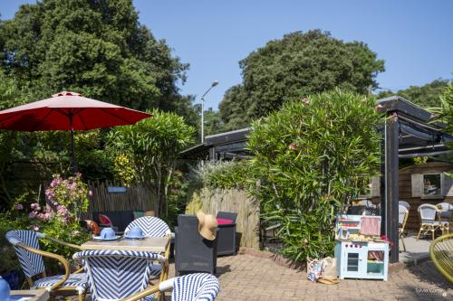Séjournez à l’hôtel ** La Roseraie à Fouras, proche de La Rochelle et Rochefort. Chambres confortables, Wi-Fi gratuit, petit-déjeuner et accès rapide aux îles de Charente-Maritime.