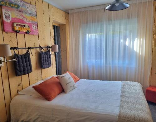 Réservez votre Chambre Éco à l'hôtel La Roseraie : chambre confortable avec Wi-Fi gratuit, salle d’eau privative et séjour calme à quelques pas de l’océan à Fouras.