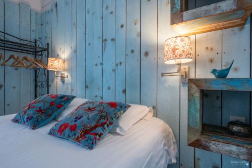 Découvrez la Suite Familiale de l'hôtel La Roseraie à Fouras : espace confortable, Wi-Fi gratuit, salle d’eau privative et séjour en famille à proximité des plages et de l’océan Atlantique.
