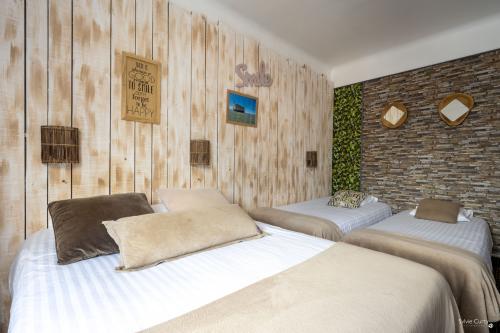 Séjournez en famille à l'hôtel La Roseraie : chambre familiale confortable avec Wi-Fi gratuit, salle d’eau privative et accès rapide aux plages de Fouras et à l’océan Atlantique.