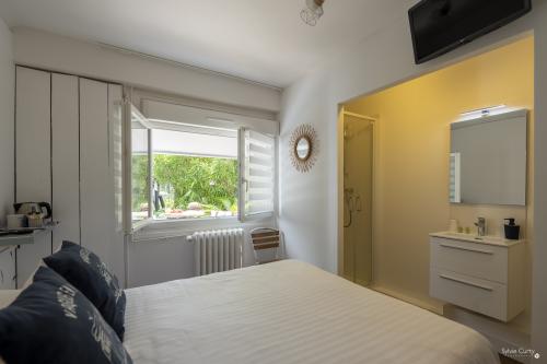 Découvrez la Chambre Éco côté jardin de l'hôtel La Roseraie à Fouras : chambre calme et confortable avec Wi-Fi gratuit, salle d’eau privative et cadre verdoyant proche de l’océan.