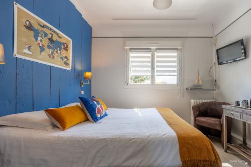 Profitez de la Chambre Éco côté océan de l'hôtel La Roseraie à Fouras : Wi-Fi gratuit, salle d’eau privative, confort et séjour à proximité de l’océan Atlantique.