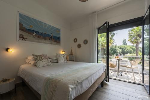 Séjournez dans une chambre avec terrasse privative à l'hôtel La Roseraie à Fouras : confort, Wi-Fi gratuit, salle d’eau privative et vue océan à deux pas de l’Atlantique.