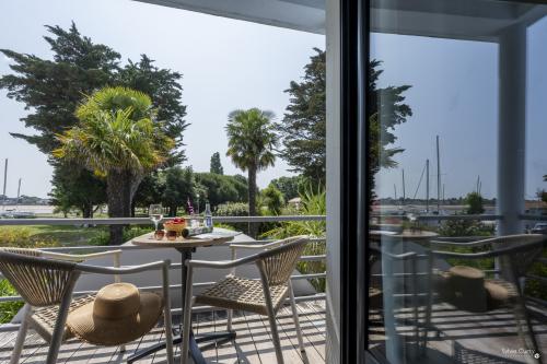 Découvrez les chambres confortables de Hôtel La Roseraie à Fouras : Wi-Fi gratuit, terrasse, vue océan, petit-déjeuner et proximité des plages et du centre-ville.