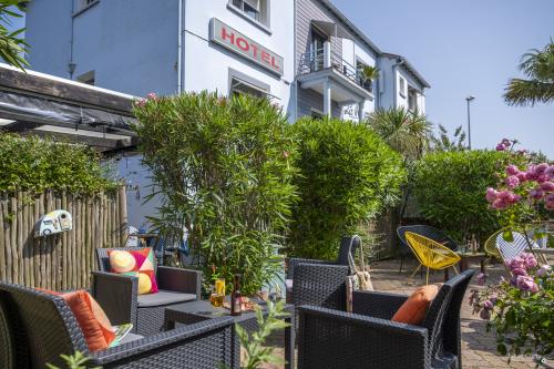 Découvrez Hôtel La Roseraie à Fouras-les-Bains : chambres confortables, petit-déjeuner, Wi-Fi gratuit et accès rapide à La Rochelle, Rochefort et aux îles de Charente-Maritime.