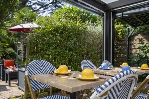 Consultez les mentions légales du site de Hôtel La Roseraie à Fouras : informations juridiques, données de l’établissement et conditions d’utilisation du site.