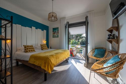 Découvrez les tarifs des chambres de l'hôtel La Roseraie à Fouras : chambres Éco, Standard, familiale et vue océan, à proximité de la plage et de La Rochelle.