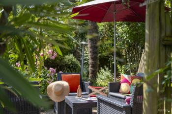Profitez de la terrasse de l'hôtel La Roseraie à Fouras : petit-déjeuner en extérieur, détente au soleil et cadre calme à deux pas de l’océan Atlantique.