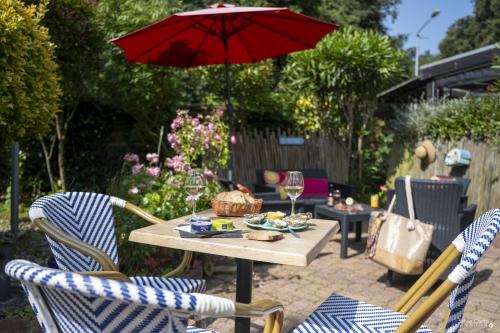 Profitez de la terrasse de l'hôtel La Roseraie à Fouras : petit-déjeuner en extérieur, détente au soleil et cadre calme à deux pas de l’océan Atlantique.